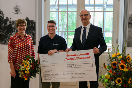 Staatskanzlei-Chefin Kathrin Schneider bei der Auszeichnung der Preisträger des Ideenwettbewerbs „Zukunft Ehrenamt" am 29. Juni 2022 in der Landeszentrale. Im Hintergrund die Ausstellung "Landesfürst*in - Mensch und Amt". 