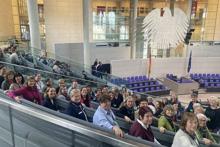 Ausflug in den Bundestag: die Frauen auf einer Rolltreppe