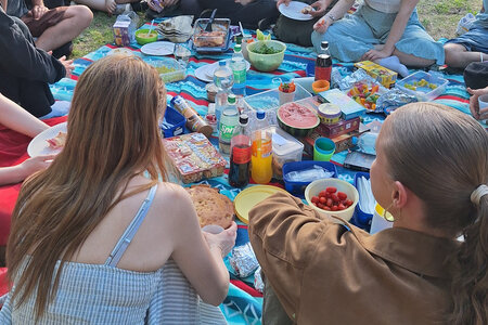 Wenn alle was mitbringen, gibt‘s viel zu essen: Entspanntes Strandpicknick am See.
