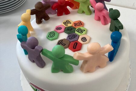 Ein Kuchen mit bunten Menschen