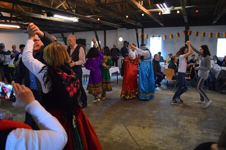 Beim traditionellen Annemarie-Tanz auf dem kurdischen Neujahrsfest Beim traditionellen Annemarie-Tanz auf dem kurdischen Neujahrsfest