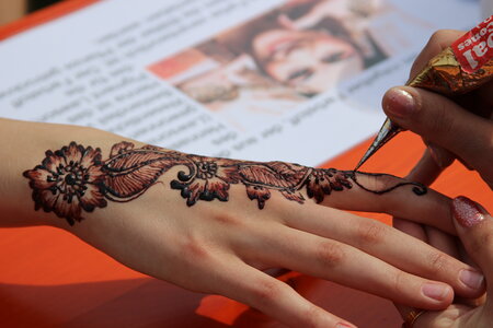 Beliebter Programmpunkt nicht nur beim Tierparkfest in Herzberg – die traditionelle Henna-Bemalung der Hände Beliebter Programmpunkt nicht nur beim Tierparkfest in Herzberg – die traditionelle Henna-Bemalung der Hände