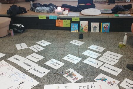 Materialsammlung von Jugendlichen  – Beim Workshop rund um Vielfalt stehen Identitätsfragen im Fokus.– Foto CSD Cottbus e.V..