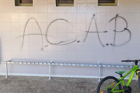 A.C.A.B Schriftzug auf einer Wand des Schulhauses