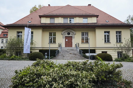 Die Ausstellungsfahne vor dem Haus der Landeszentrale.