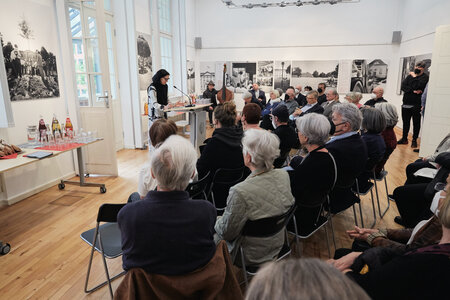 Die Fotokünstlerin Angelika Kohlmeier berichtet den Besucherinnen und Besuchern über das Projekt.