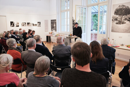 Der Fotokünstler Bernd Kohlmeier berichtet den Besucherinnen und Besuchern über das Projekt.