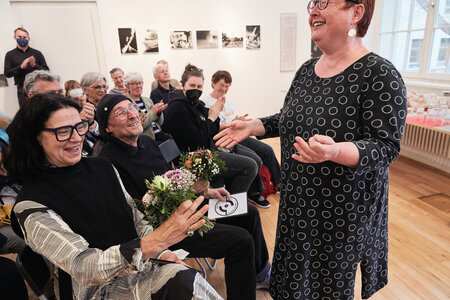 Die Leiterin der Landeszentrale Martina Weyrauch mit Blumen für die Fotokünstler Angelika und Bernd Kohlmeier.