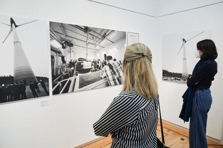 Besucherinnen betrachten die Schwarz-Weiss-Fotografien in der Landeszentrale.