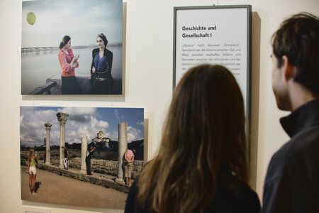 Besucher in der Ausstellung "Wir hatten ein normales Leben. Ukraine 2006-2023"