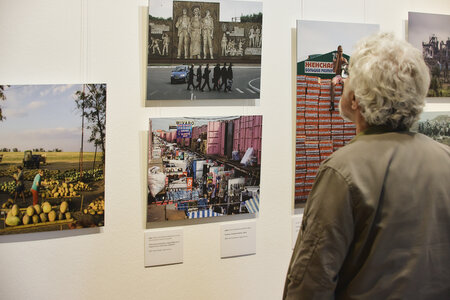 Besucher in der Ausstellung "Wir hatten ein normales Leben. Ukraine 2006-2023"