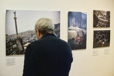 Besucher in der Ausstellung "Wir hatten ein normales Leben. Ukraine 2006-2023"