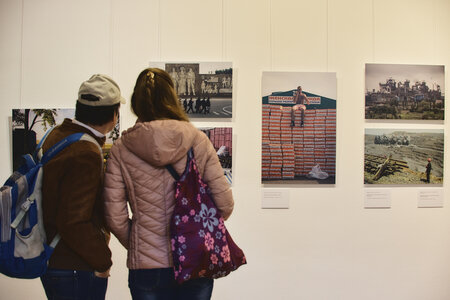 Besucher in der Ausstellung "Wir hatten ein normales Leben. Ukraine 2006-2023"