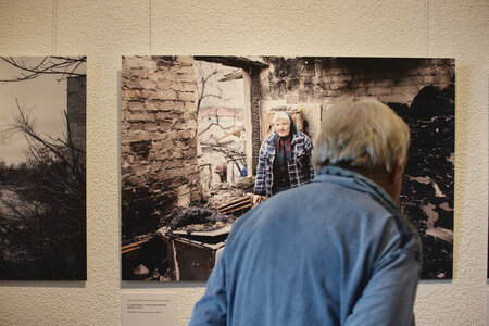 Besucher in der Ausstellung "Wir hatten ein normales Leben. Ukraine 2006-2023"