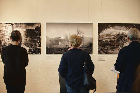 Besucher in der Ausstellung "Wir hatten ein normales Leben. Ukraine 2006-2023"