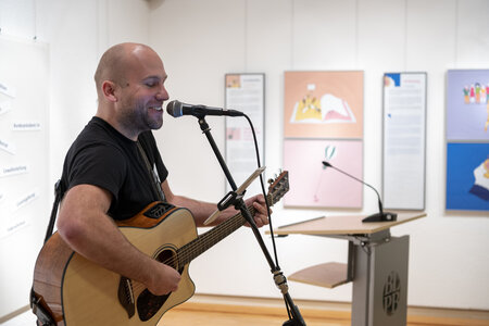 Musik mit hintergründigen Texten sang der Potsdamer Musiker Robert Bernier und brachte das Publikum abwechselnd zum Schmunzeln und zum Nachdenken. 
