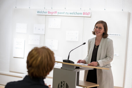 Die Kuratorin Karen Bähr berichtete vom Konzept der Ausstellung und lud zum Gespräch über die ausgestellten Bilder und Begriffe ein.