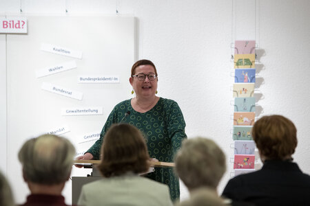 Martina Weyrauch, Leiterin der Landeszentrale bei der Begrüßung des Publikums.
