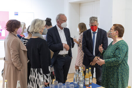 Endlich wieder einmal ins Gespräch kommen, auch das ermöglichte die Eröffnung der Ausstellung „Grundbegriffe der Demokratie“.