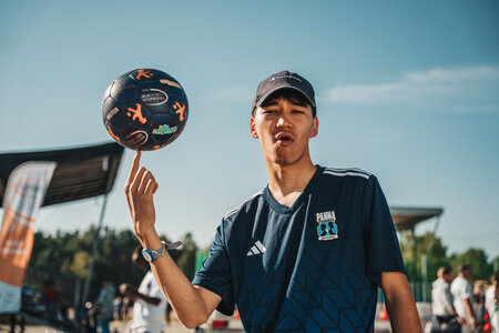 Mohammad „Momo“ Ibrahimi zeigt mit dem „Momo-Flip“ einen seiner virtuosen Tricks während der Fußball-EM 2024 vor dem Berliner Reichstag.