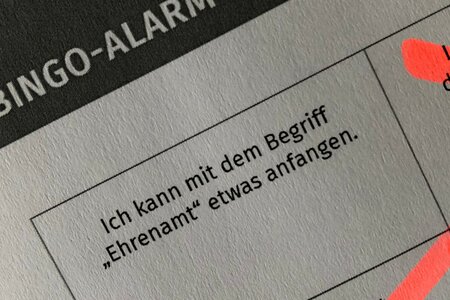 Blatt Papier mit der Aufschrift Bingo-Alarm