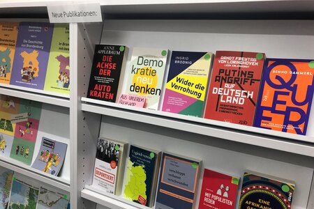 Bücher in der Buchausgabe der Brandenburgischen Landeszentrale für politische Bildung