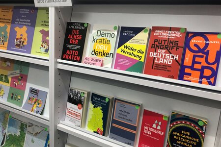 Bücher in der Buchausgabe der Brandenburgischen Landeszentrale für politische Bildung
