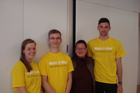 Martina Weyrauch und das Wahl-o-Mat Team