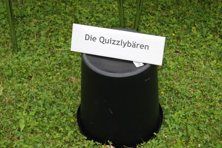 Die Teams hatten sich quizlige Namen ausgesucht. Von "Grübelmonstern", "Bingodamen", "Mitquizzern", "Rätselratten", "FC Lasche Lunge", "ExQUIZit", "die Lutkis", "Team Paul", "We are Family", "Wer soll das denn quizzen?", Jugendclub 91 Potsdam, Pots-Blitz, CaPo und Friedenau war alles vertreten. Als Einzelkämpfer ist "der Graue" erschienen. Wer wird gewinnen?