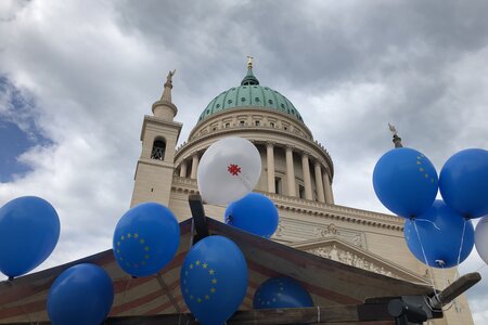 Blaue Luftballons mit EU-Sternen in Potsdam