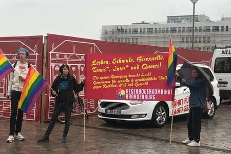 LGBTI-Aktivisten protestieren zur konstituierenden Sitzung des Landtags am 25. September 2019 gegen "Ungeist des Faschismus"