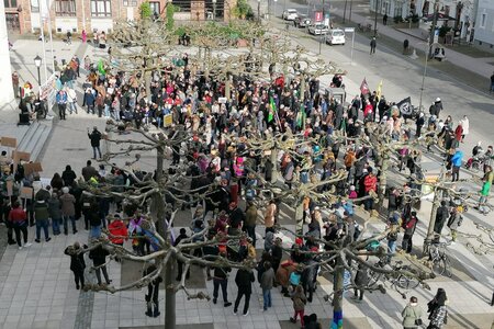 Menschen auf einer Demonstration: "Wittenberge zeigt Haltung". Eine Aktion des Demokratieforum Prignitz aus Anlass des andauernden Ukrainekrieges