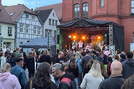 Menschen beim Livekonzert für Demokratie im Juni 2024 in Perleberg