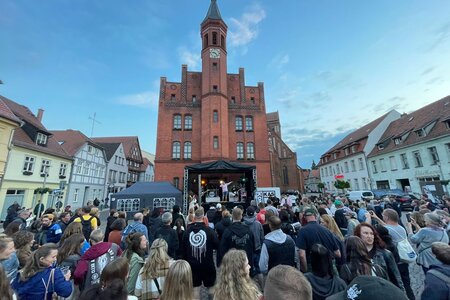 Menschen beim Livekonzert für Demokratie im Juni 2024 in Perleberg