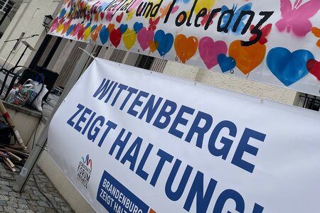 Menschen auf der Demonstration: Wittenberge zeigt Haltung. Eine Aktion des Demokratieforum Prignitz aus Anlass des andauernden Ukrainekrieges