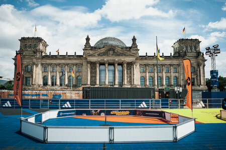 Hauptstadt-Kulisse bei der Fußball-WM 2024: Mit einem Panna-Court direkt vor dem Reichstagsgebäude präsentierte sich das Straßenfußballprojekt auf der Berliner Fanmeile.