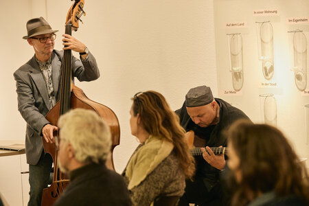 Ausstellungseröffnung "Haus ohne Grund" Musikalische Begleitung: Olaf Mücke und Yenz Saleh, Gitarre und Kontrabass