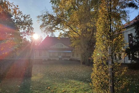 Das Haus der Landeszentrale im Sonnenaufgang