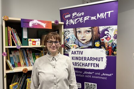 An jedem Mittwochnachmittag mit Rat und Tat zur Stelle – Bildungsbegleiterin Christine Lubs im Potsdamer AWO-Büro.
