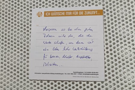 Zettel an der Zukunftswand der Ausstellung