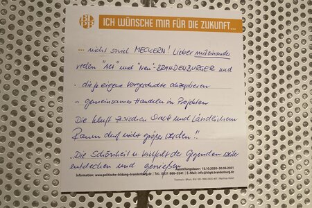 Zettel an der Zukunftswand der Ausstellung