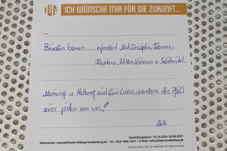 Zettel an der Zukunftswand der Ausstellung