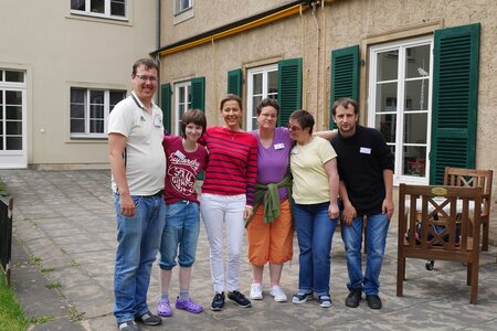 Jana Steinke mit der Gruppe im Workshop für Leichte Sprache