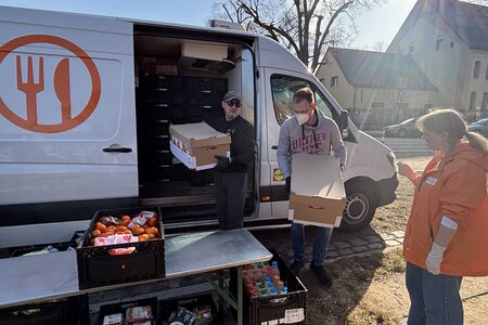 Mit vereinten Kräften – Beim Entladen des Kleintransporters ist jede Hand willkommen