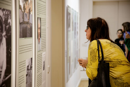 Die Ausstellung füllt eine Forschungslücke zur Widerständigkeit in der DDR, hier mit dem Portrait von Eduard Stapel, das eine Besucherin intensiv betrachtet.