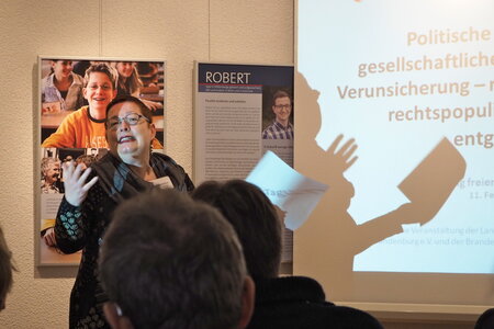 Martina Weyrauch hält eine leidenschaftliche Rede