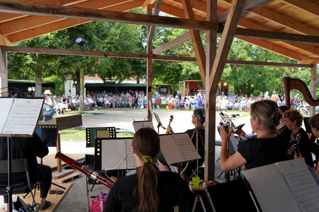 Profi-Orchester unter der Regenüberdachung: Bei "Dorf macht Oper" sind ausgebildete Musikerinnen und Musiker mit dabei. 