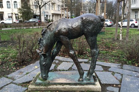 Auf dem nach ihr benannten Platz in Berlin Friedenau steht das „grasende Fohlen“ der Bildhauerin Renée Sintenis, die in Neuruppin aufwuchs.
