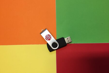 Das USB-Stick der Landeszentrale auf buntem Untergrund