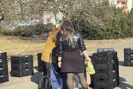 Unterwegs mit Hand- und Ziehwägen – Da die Kisten vor Ort verbleiben, müssen Kundinnen und Kunden ihre Lebensmittel umpacken
